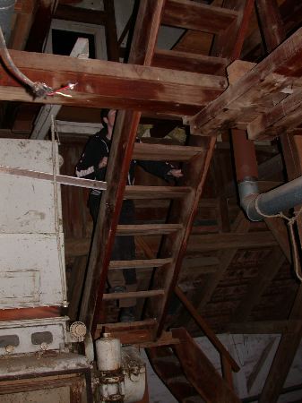10-holztreppe zur muehle.jpg